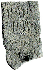 Stèle funéraire portant une inscription en nabatéen inédite, conservée dans le dépôt de la Citadelle de Bosra (photo L. Nehmé)