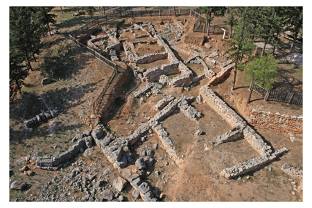 Vue aérienne du secteur sud-est des fouilles de l’Aspis. Cliché K. Xenikakis, 2008 (École française d’Athènes)