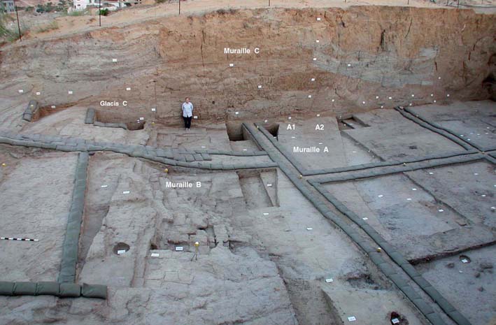 Tell es-Sakan, chantier A : vestiges des fortifications, vers le nord-ouest (Murailles A et B : Bronze ancien IB ; Muraille C : Bronze ancien III) 